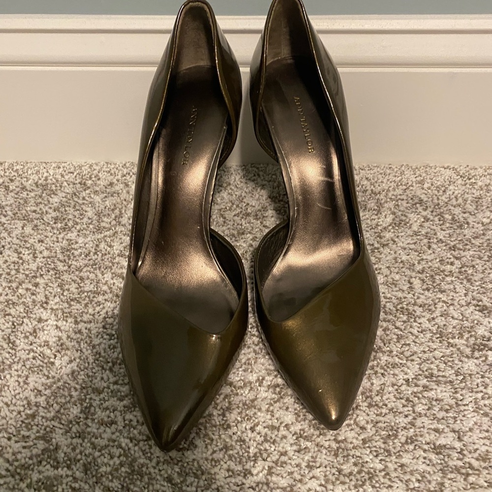 Ann Taylor Olive Green Pointed Toe Pumps